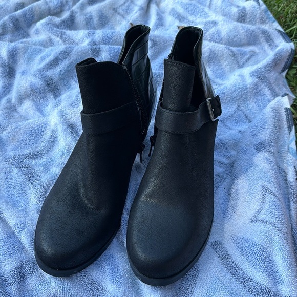 NWT Baretraps Lexi’s Black Croc Heels Strap Buckle Ankle Boots 8M Cut Out Sides - Picture 1 of 16